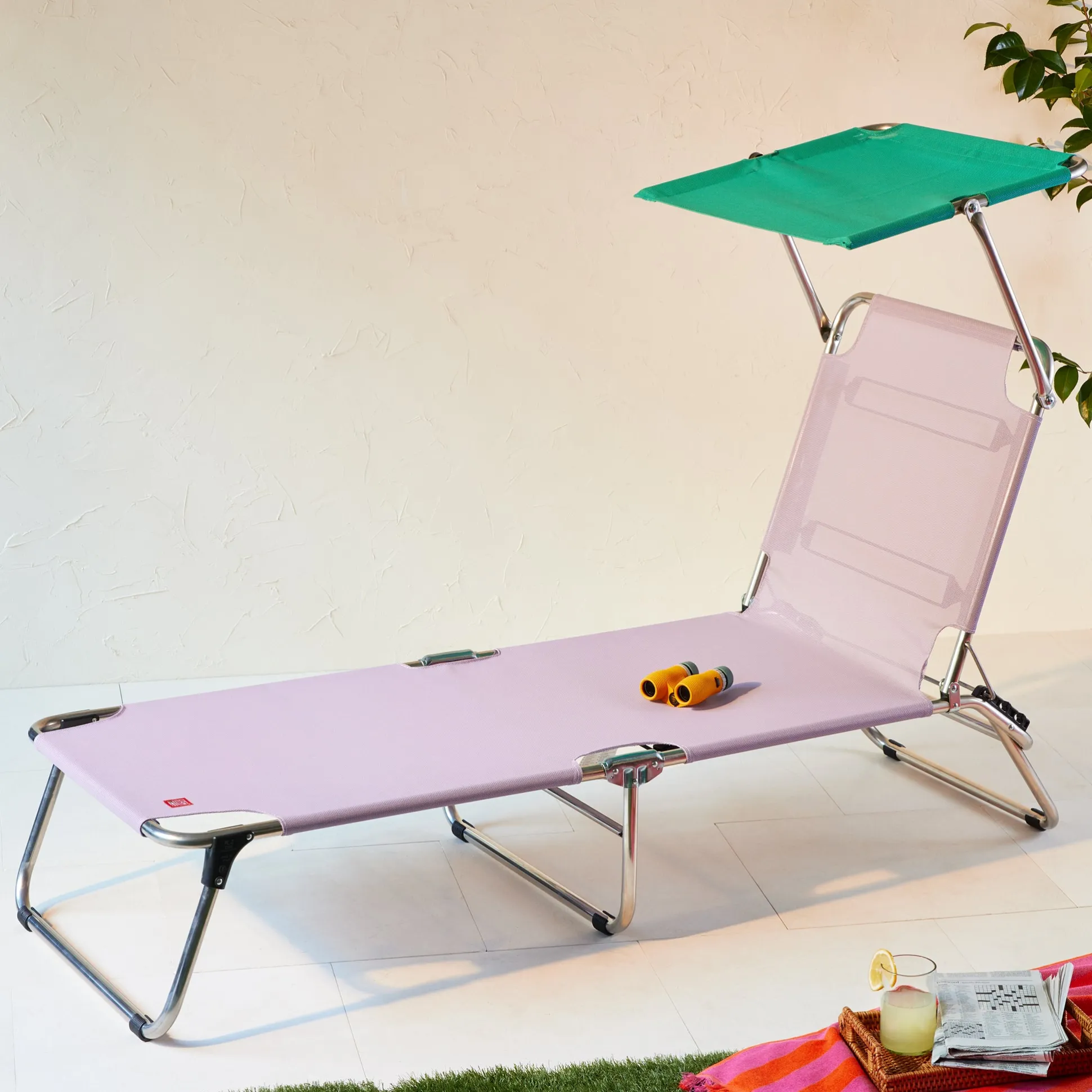 Amigo Outdoor Lounge Chair with Sun Shield