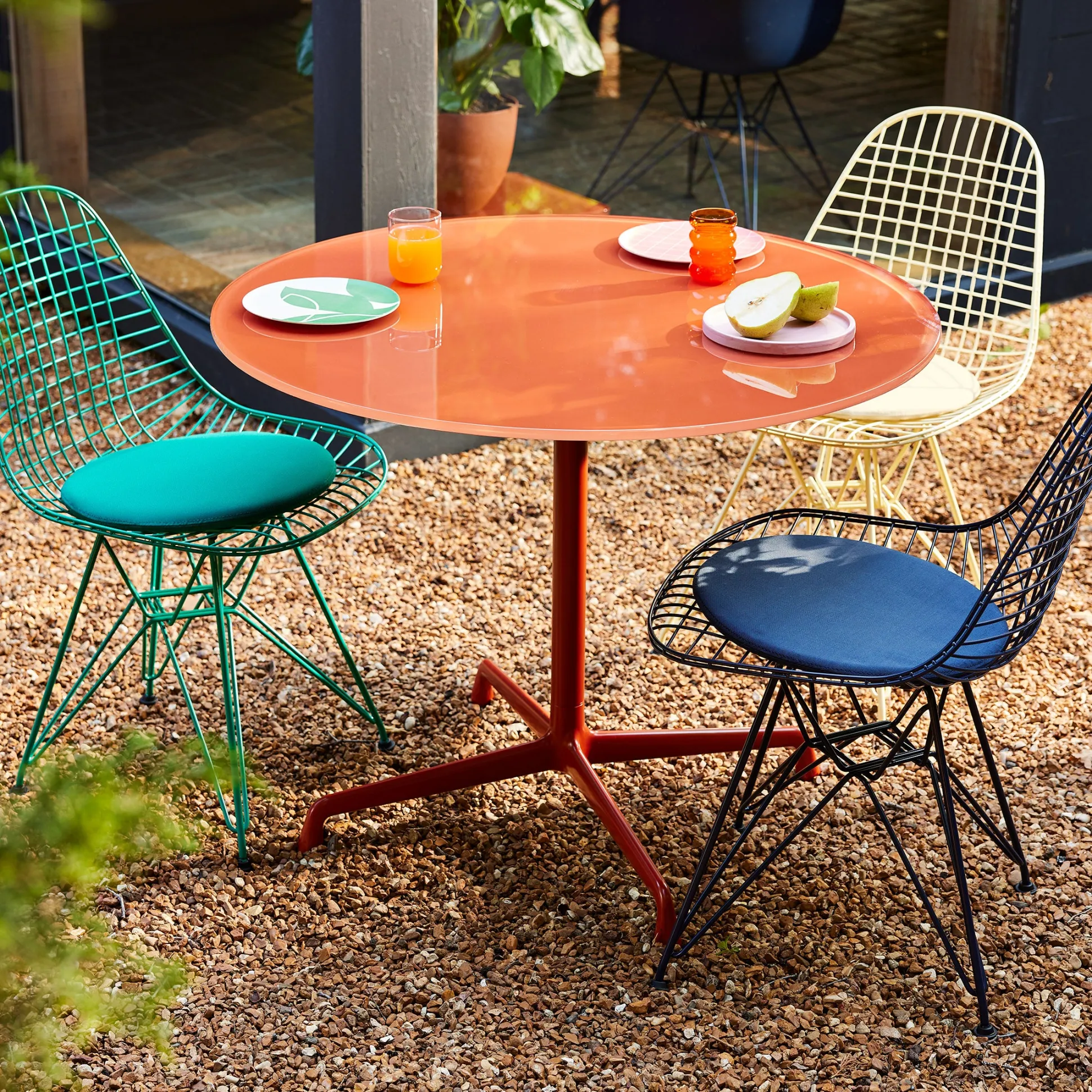 Herman Miller x HAY Eames Universal Base Round Table
